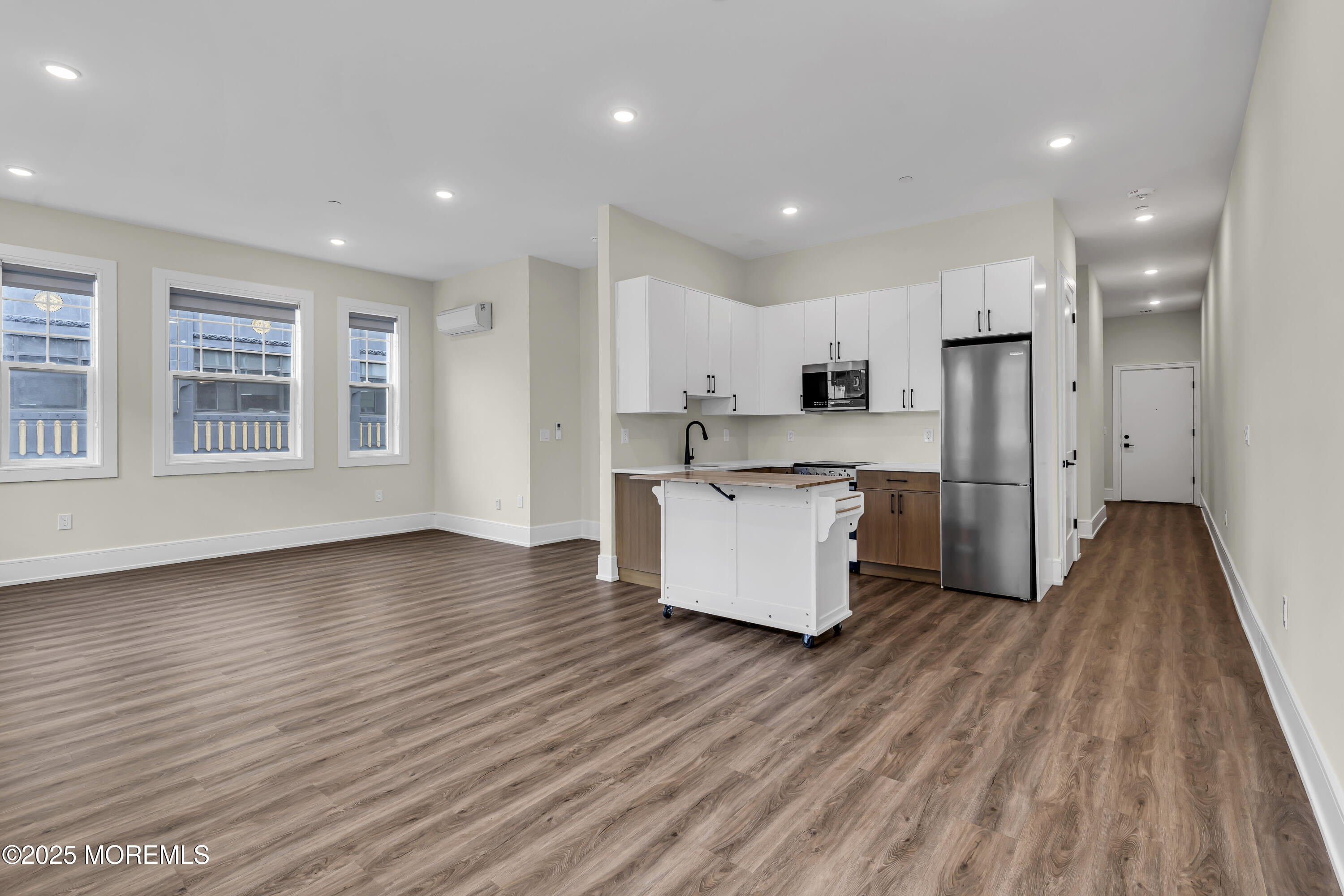 527 Bangs Avenue, 214