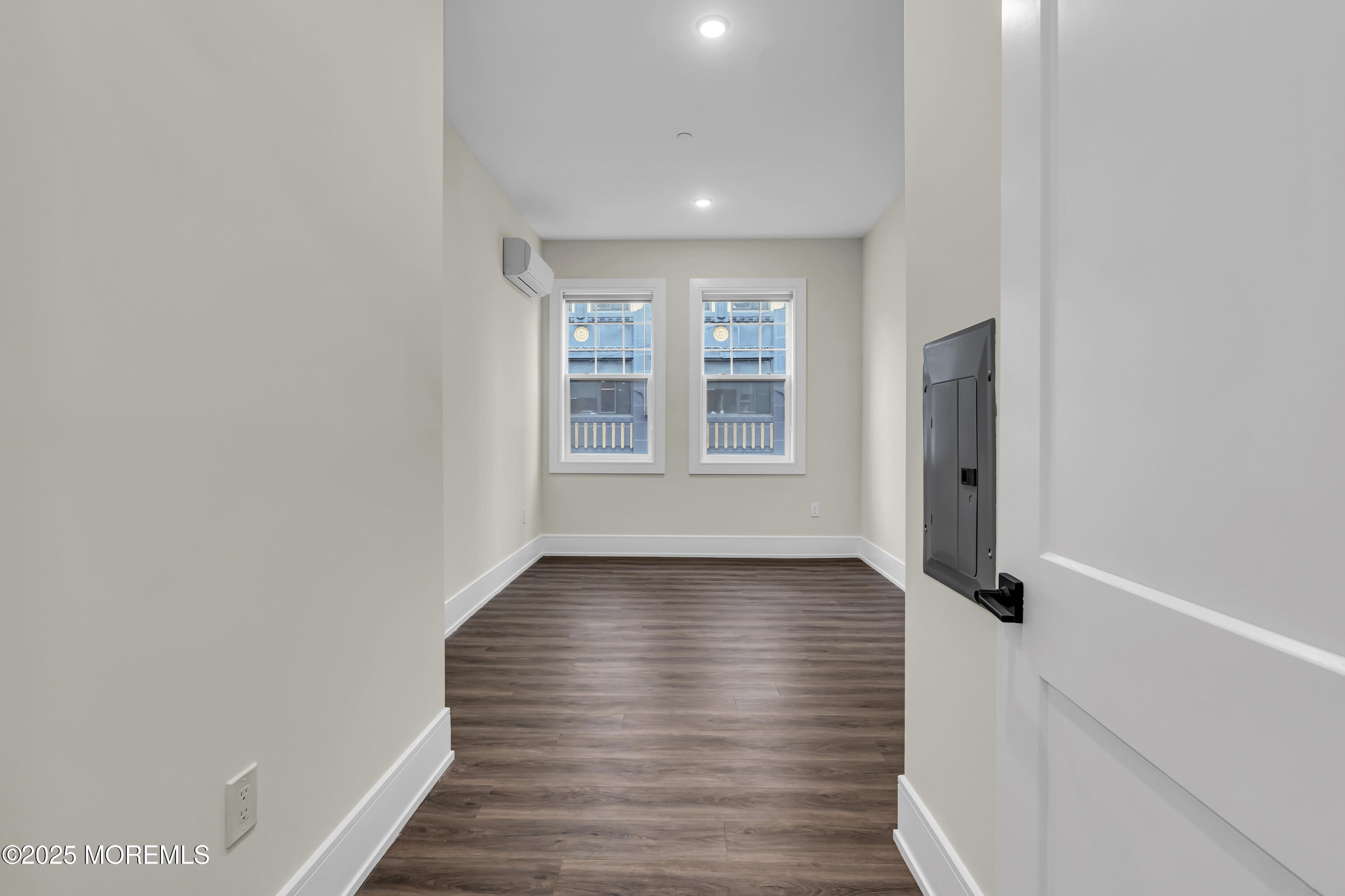 527 Bangs Avenue, 214