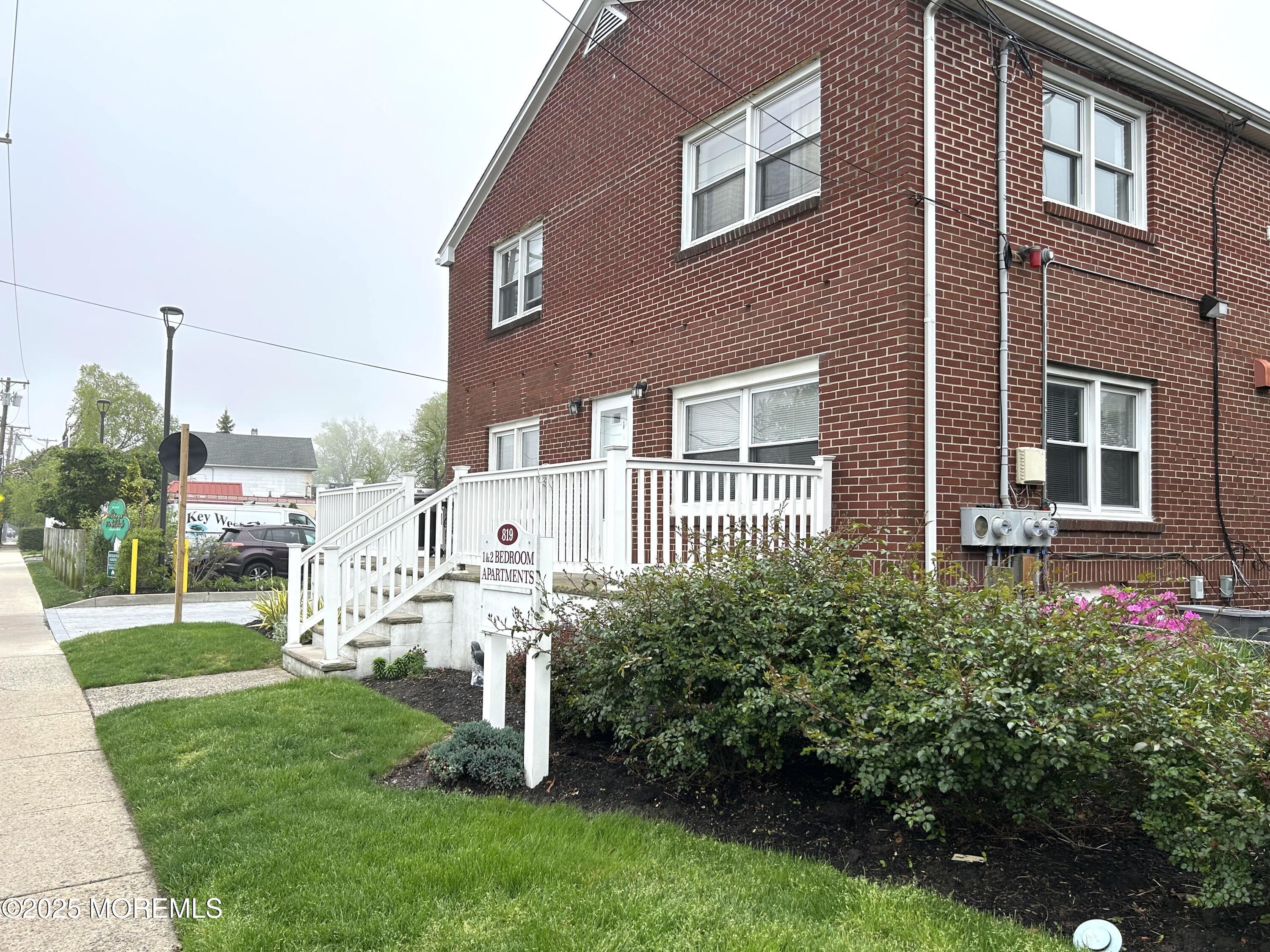 819 16th Avenue, 1