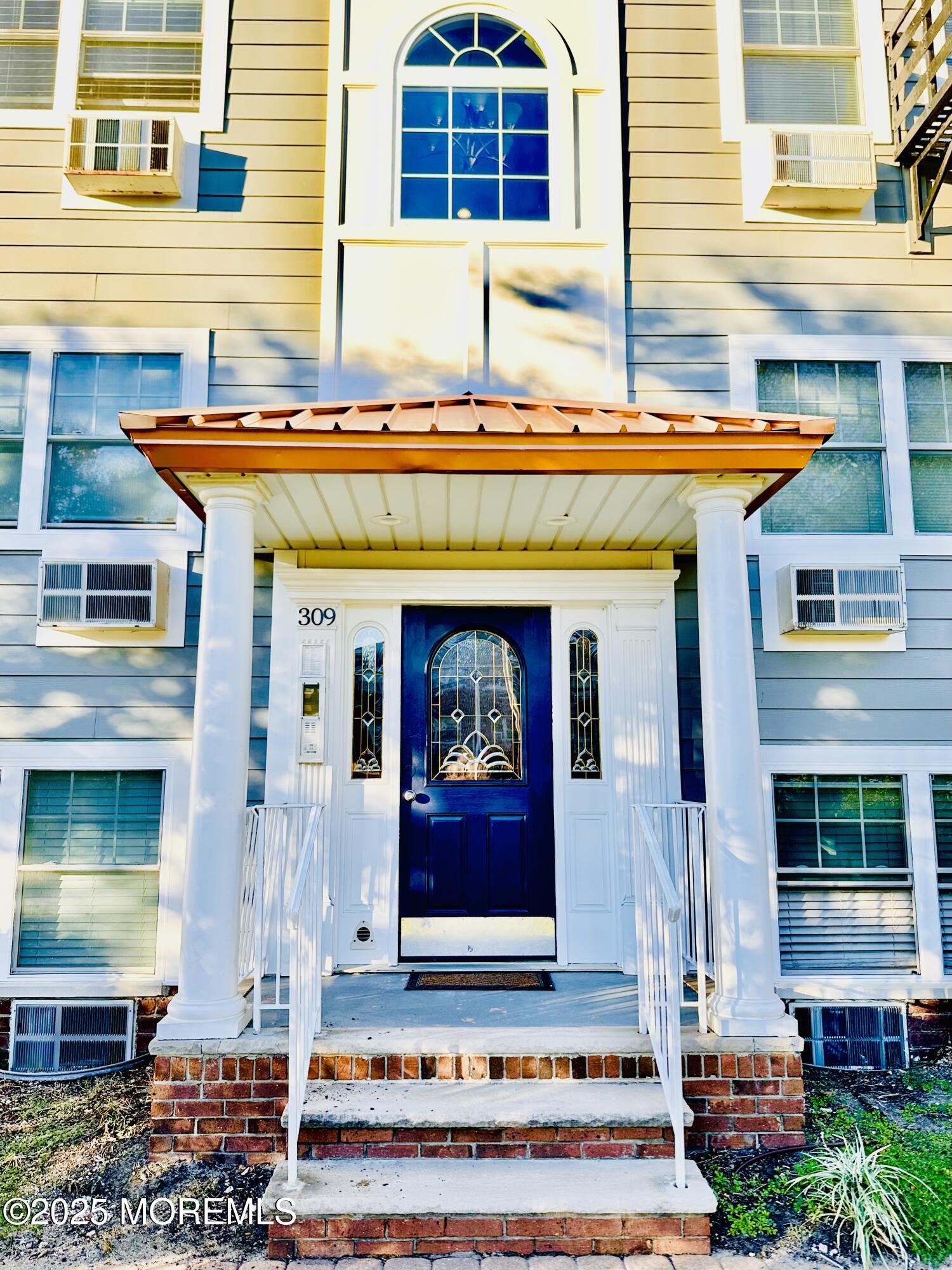 309 4th Avenue, 102