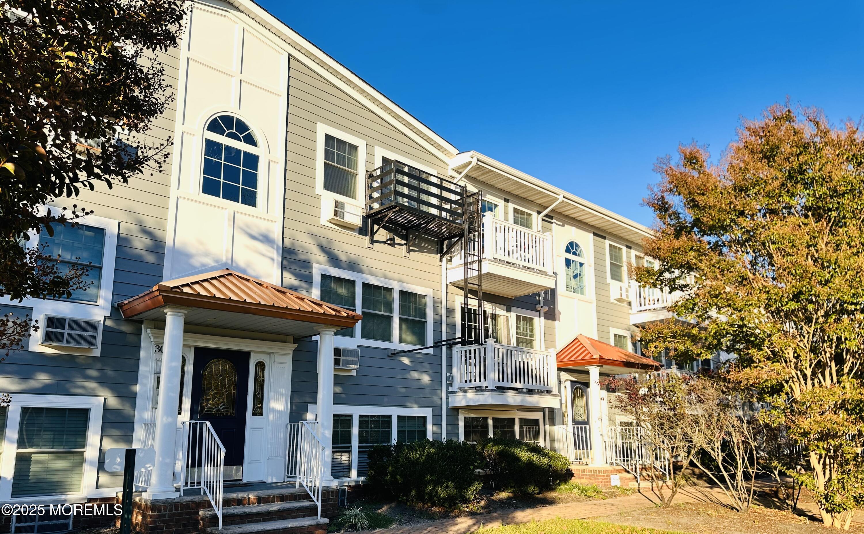 309 4th Avenue, 102