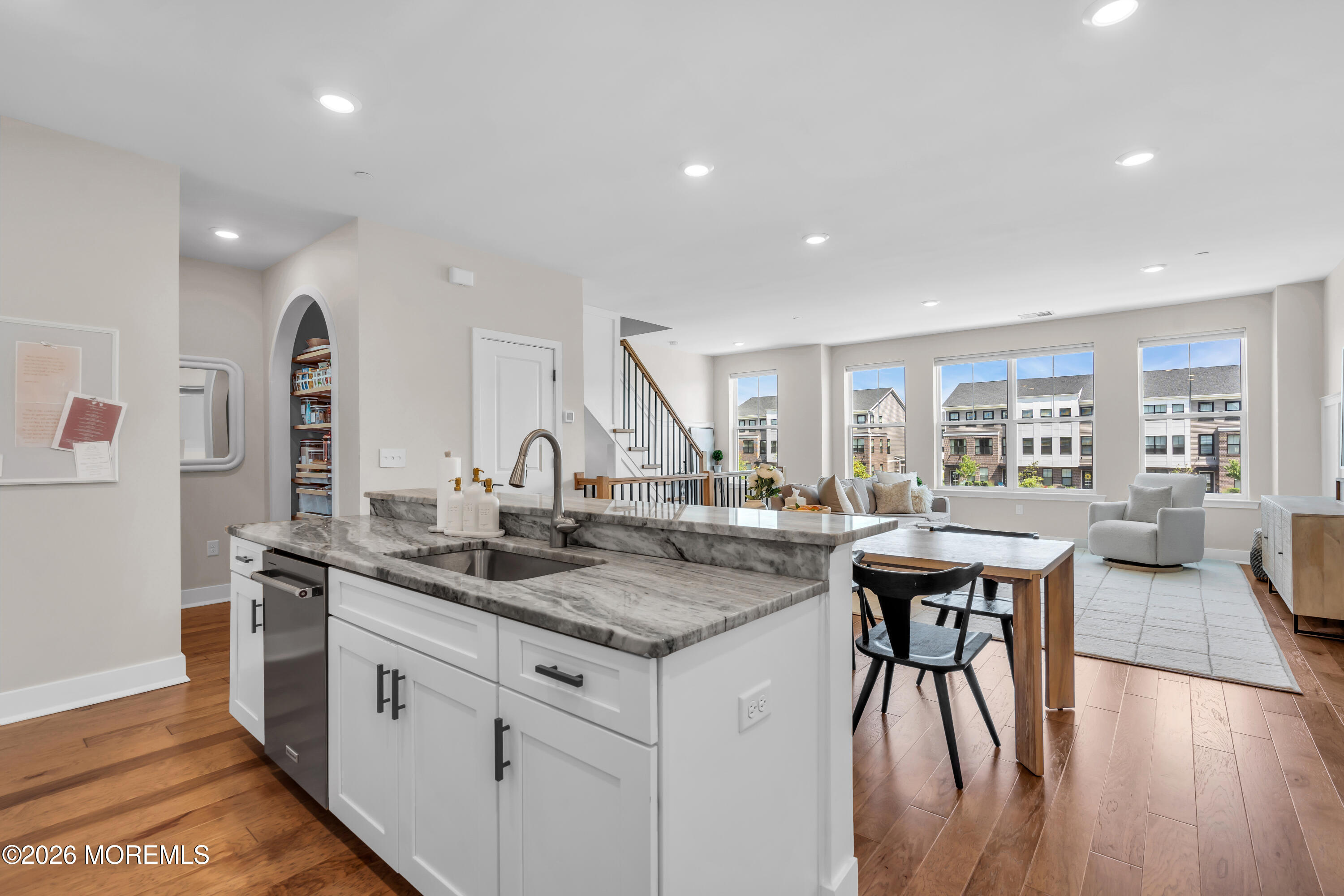22 Midway Road S