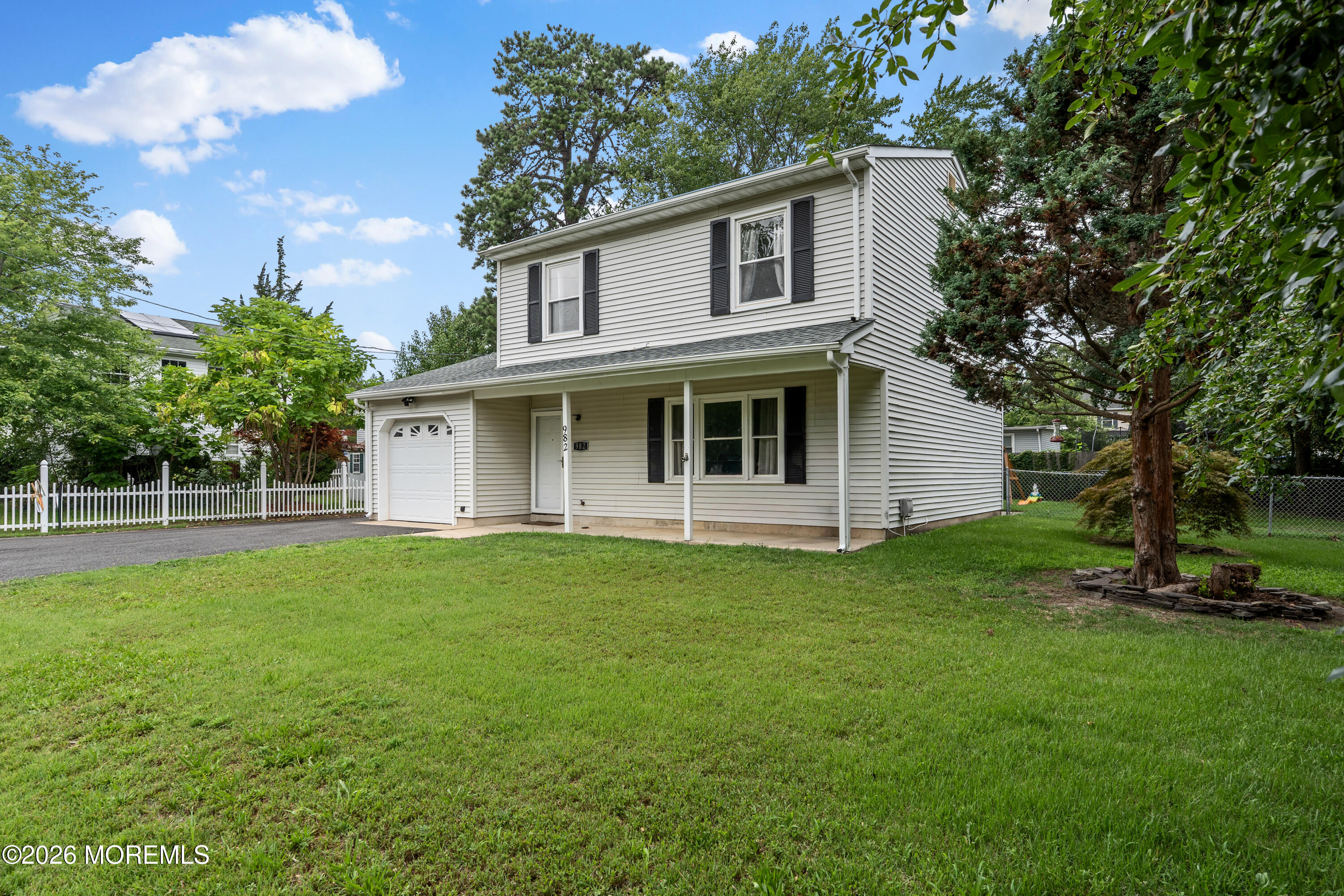 982 Rosewood Avenue