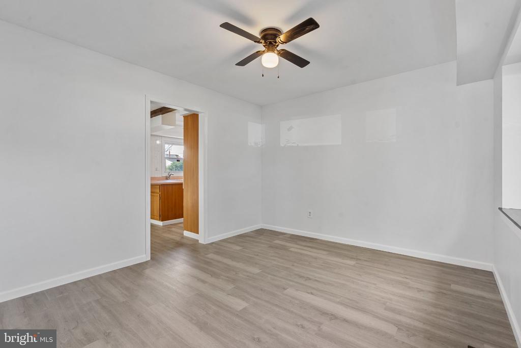 8 HOLTON LANE