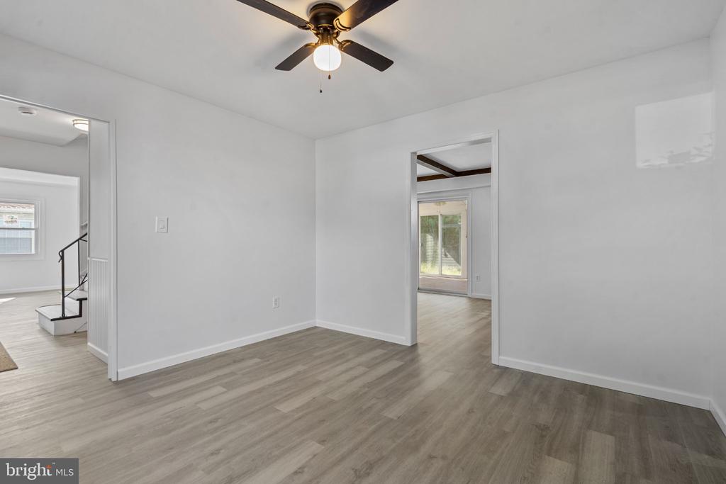 8 HOLTON LANE