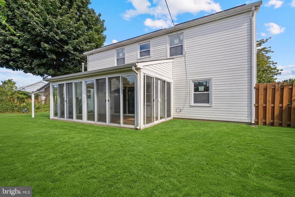 8 HOLTON LANE