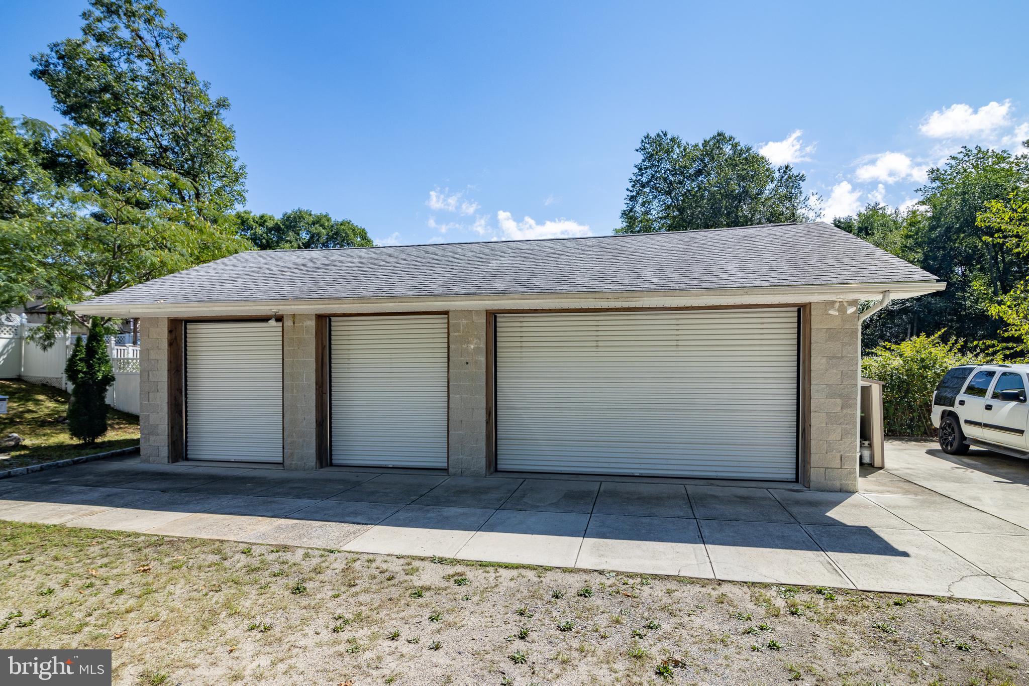 2121 RIDGEWAY ROAD