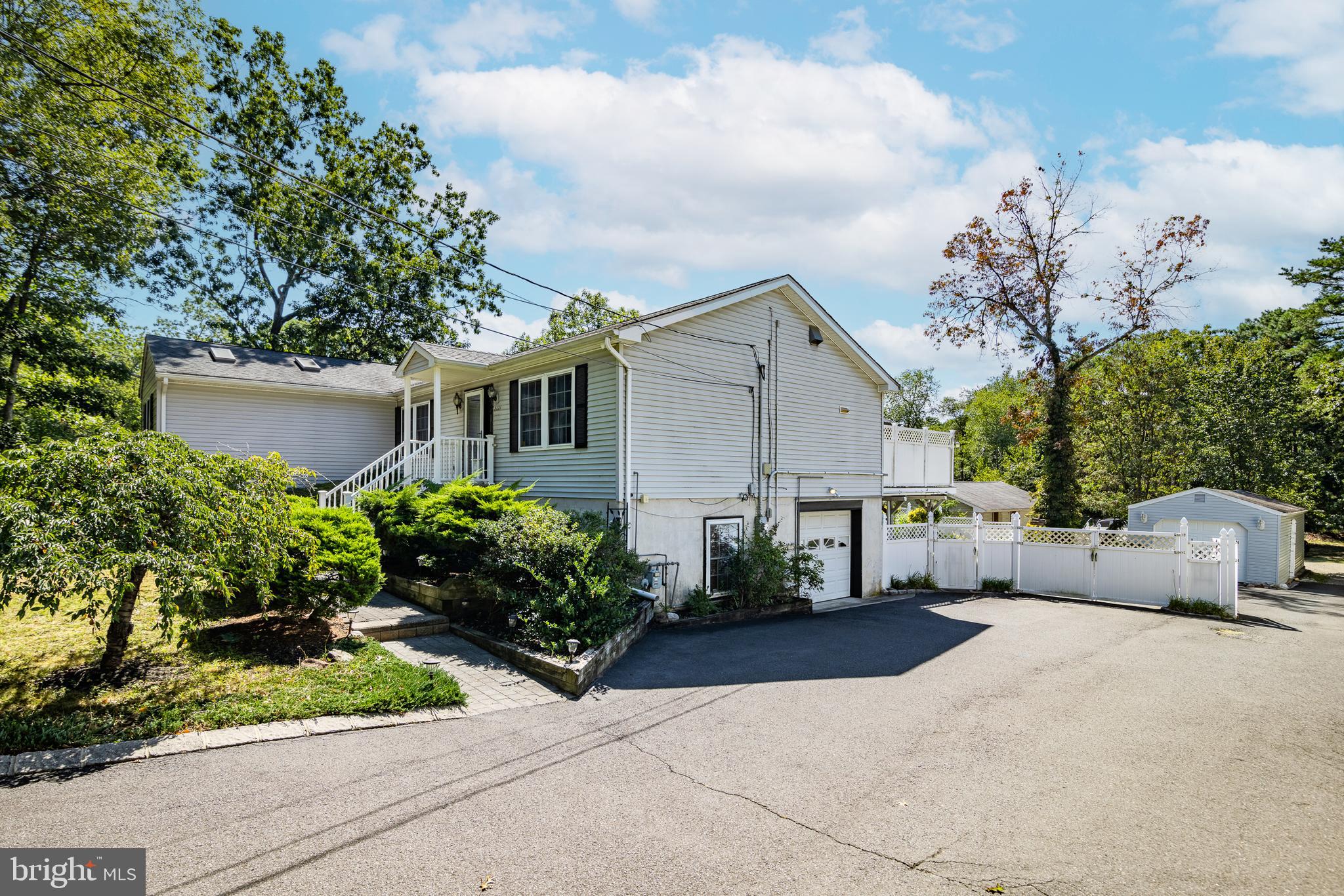 2121 RIDGEWAY ROAD