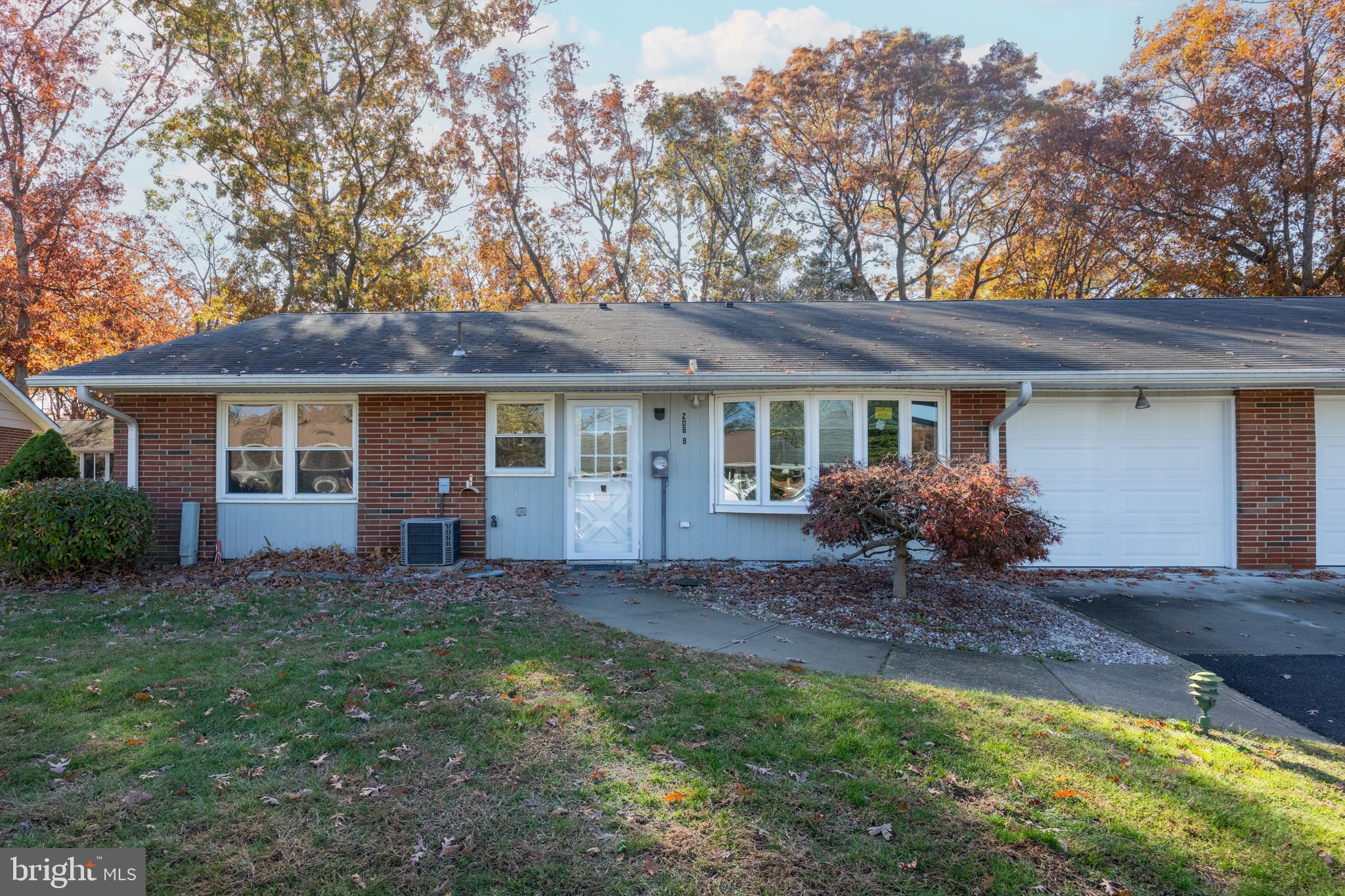 208 HUNTINGTON DRIVE B