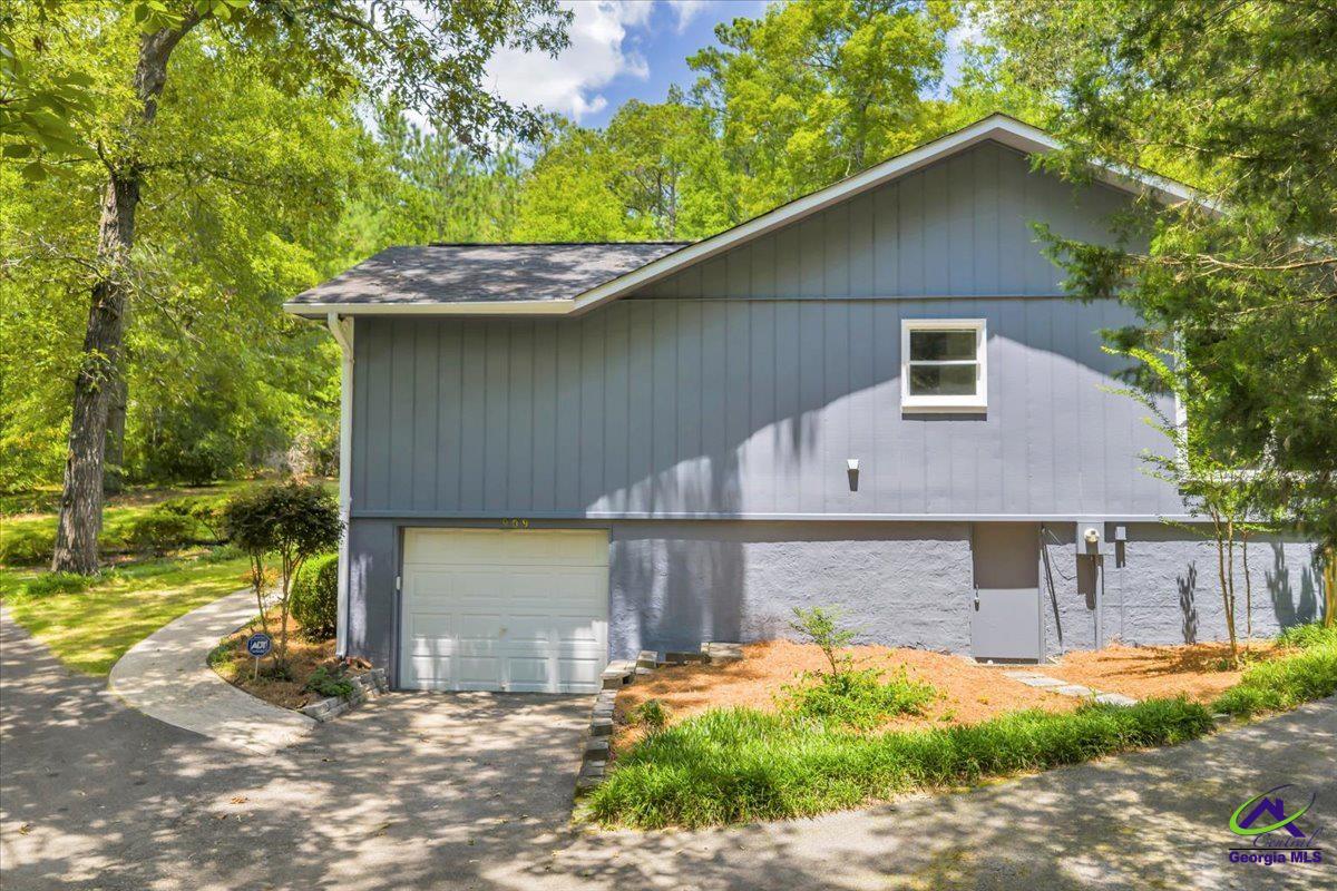 909 Cochran Dr