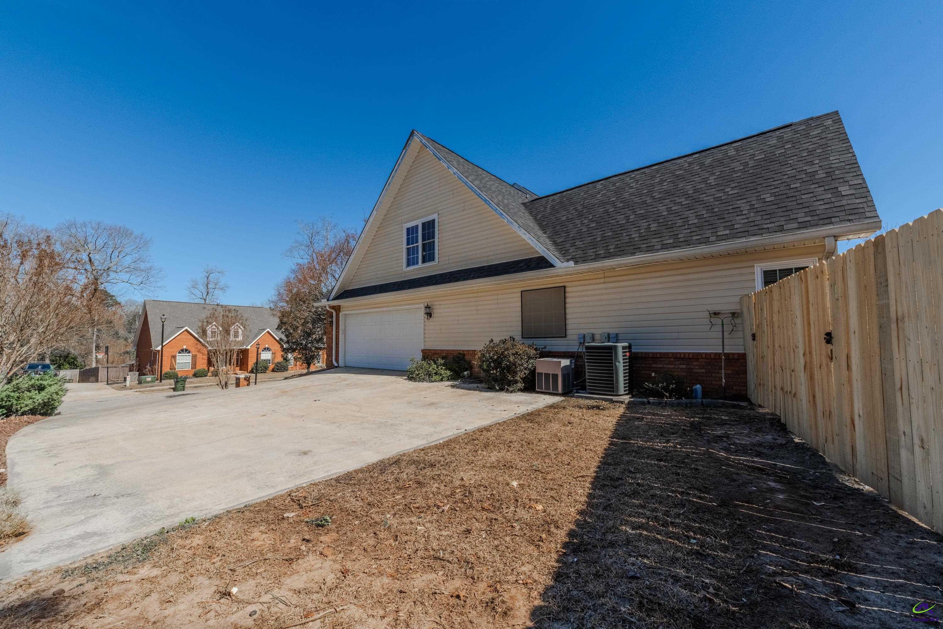 611 Bay Laurel