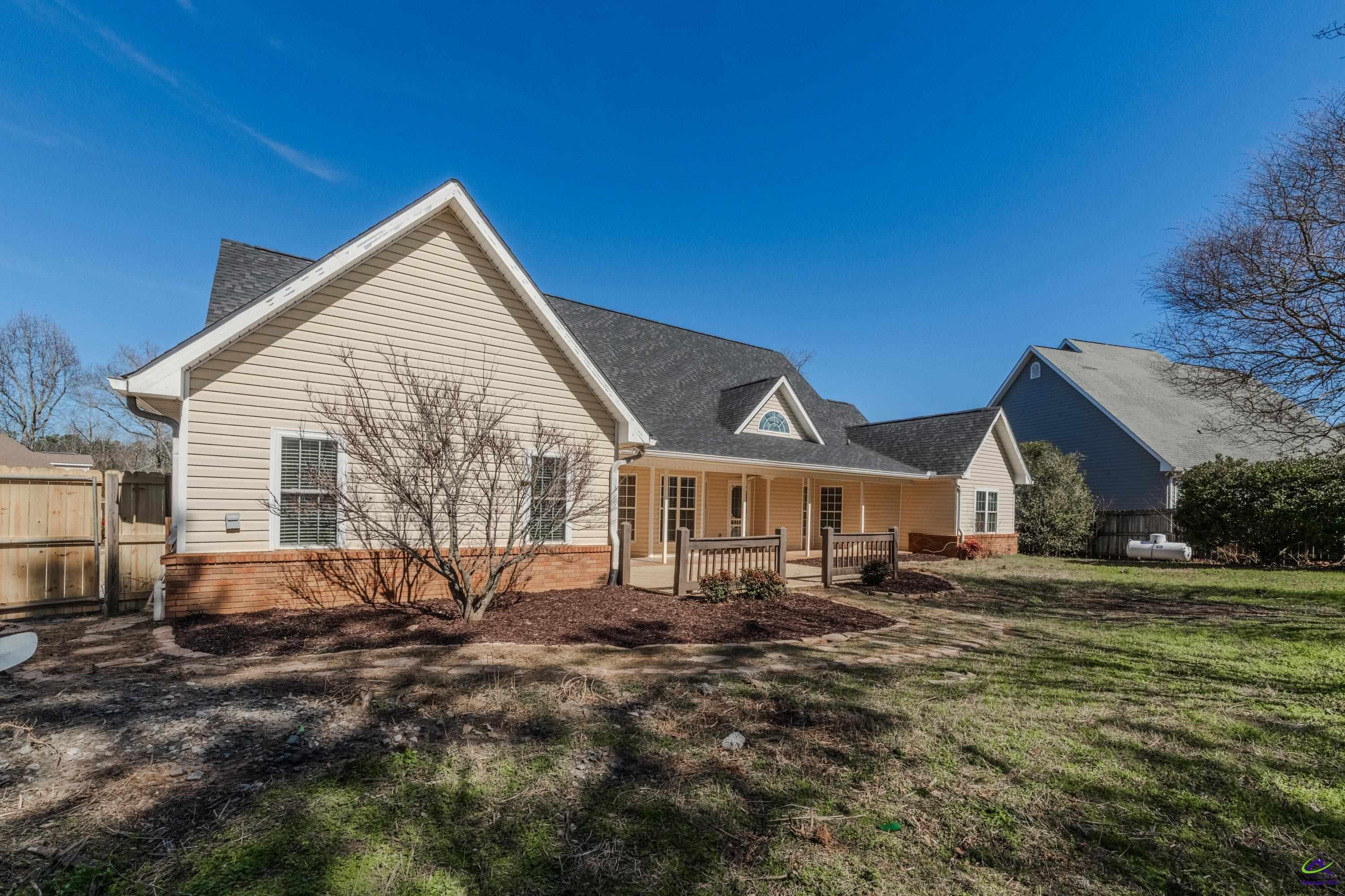 611 Bay Laurel