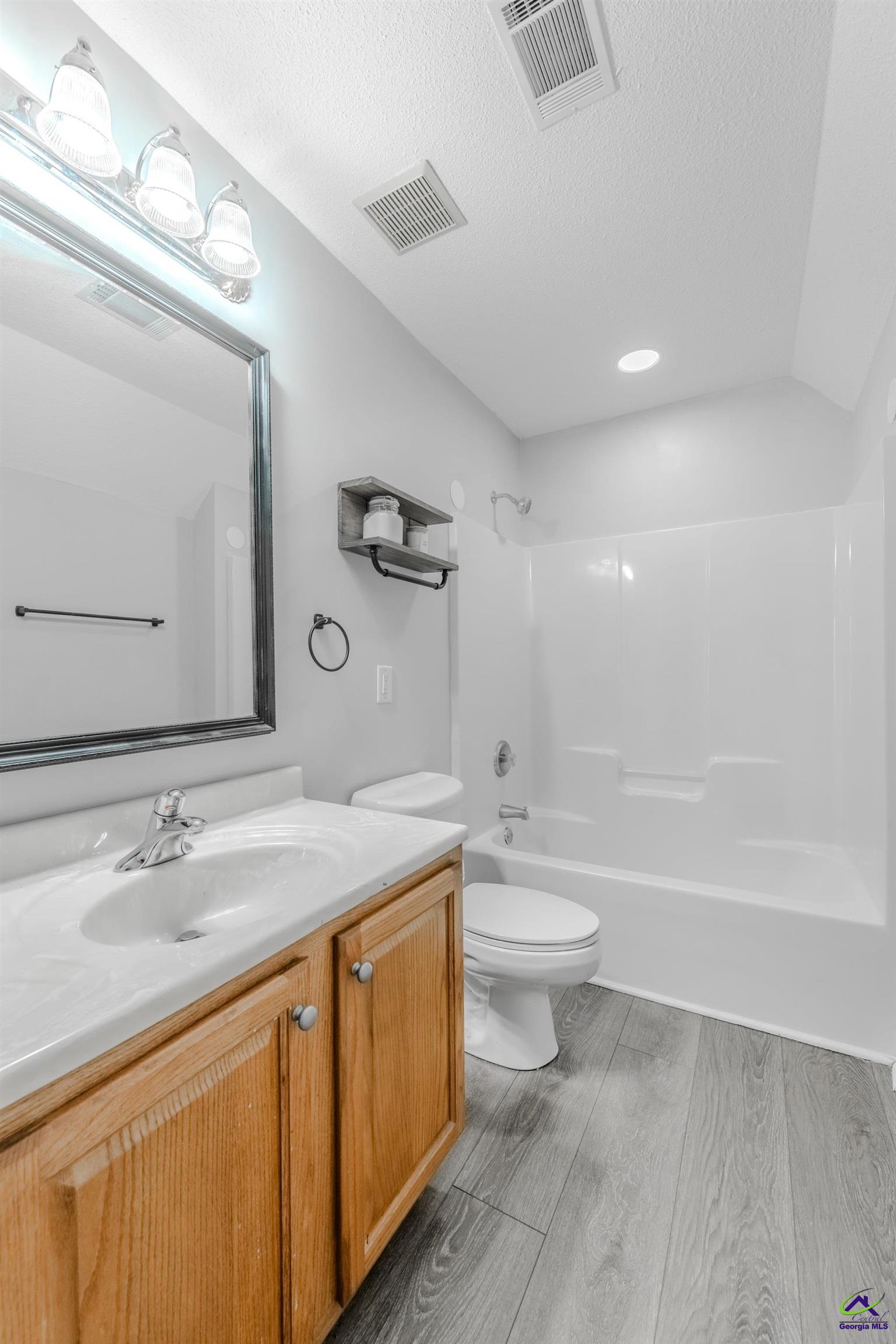 611 Bay Laurel