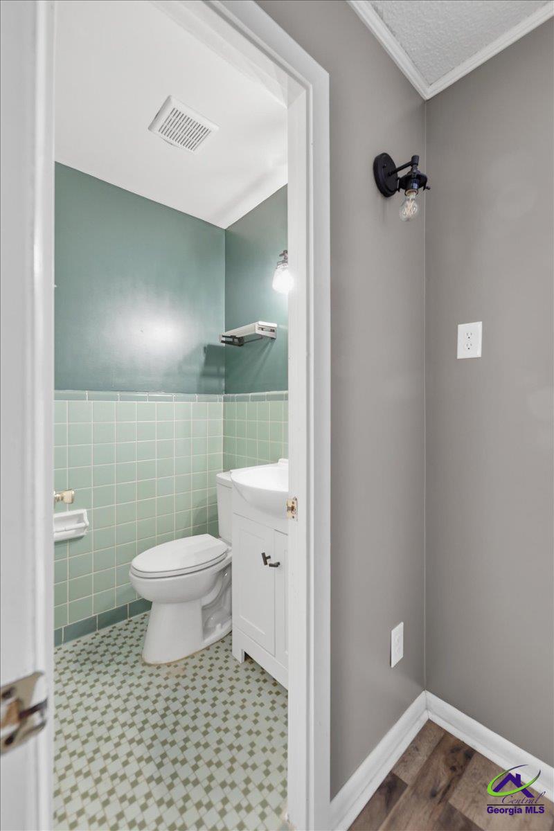 2554 Delano