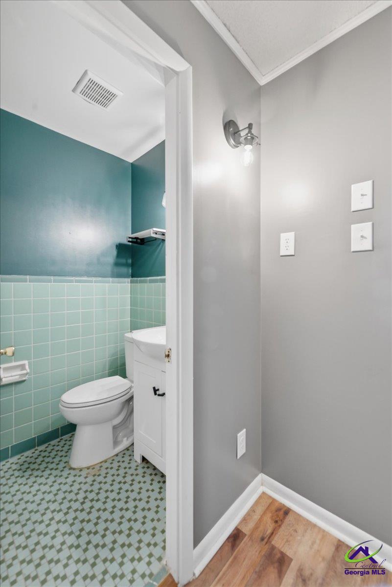 2554 Delano