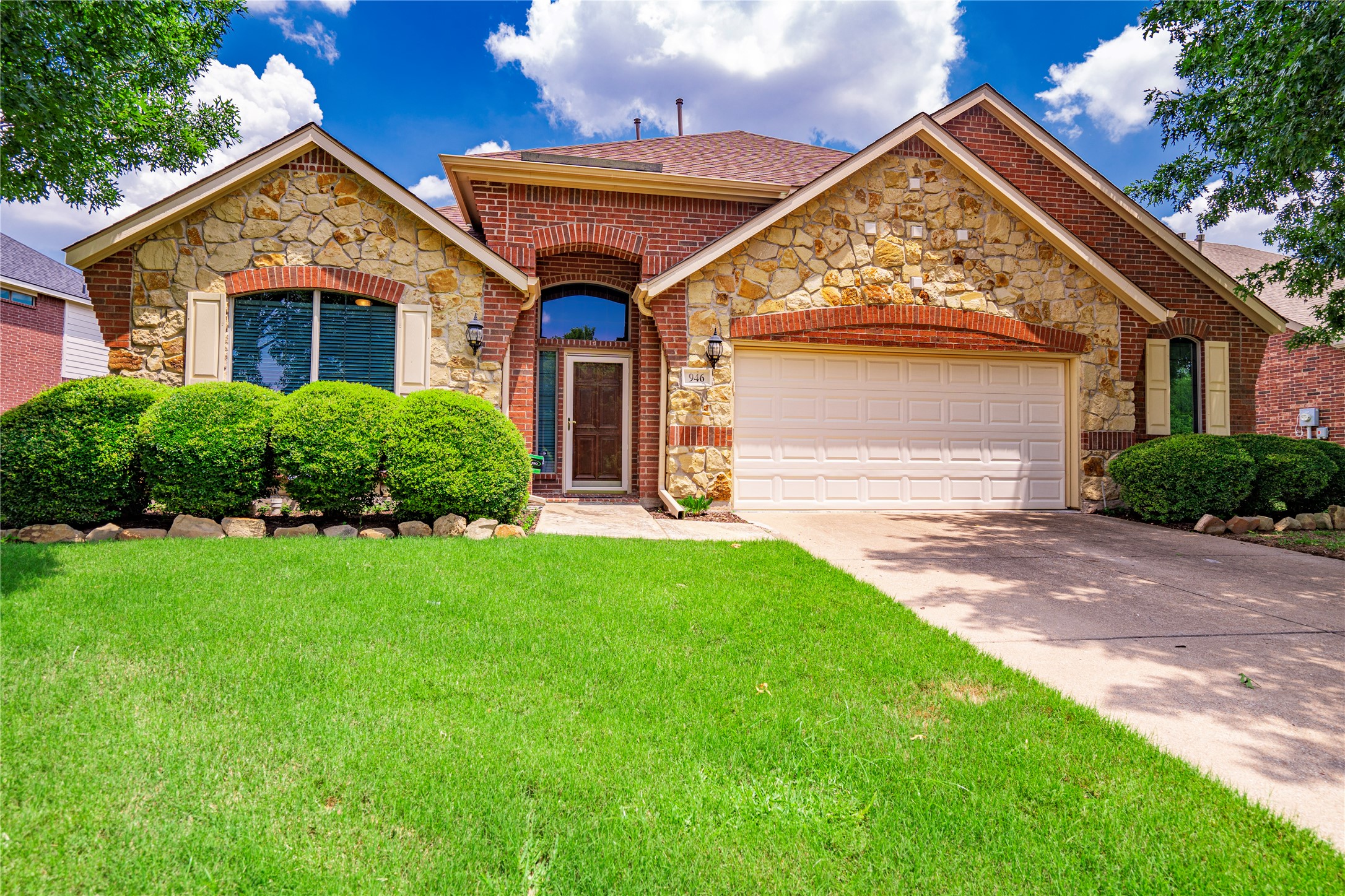 946 Wooded Creek Drive
