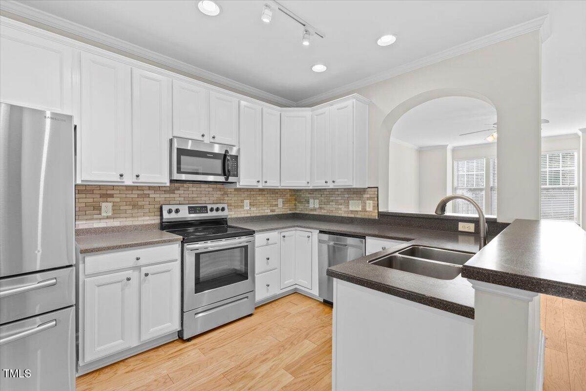 5802 Cameo Glass Way