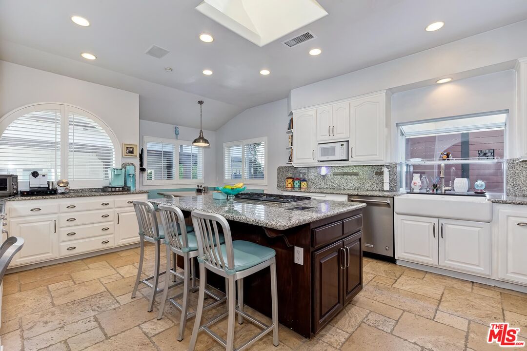 245 S Oakhurst Dr