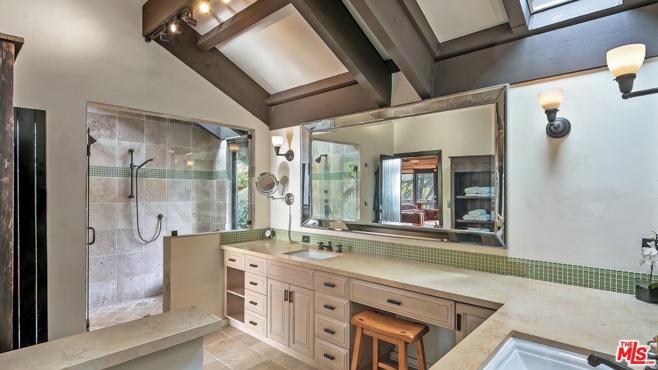 1511 Amalfi Dr