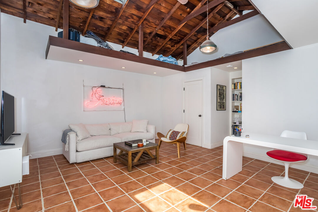 343 N Irving Blvd