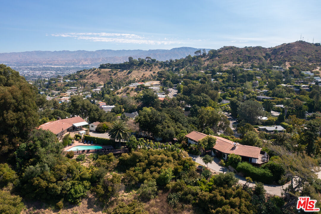 8207 Mulholland Dr