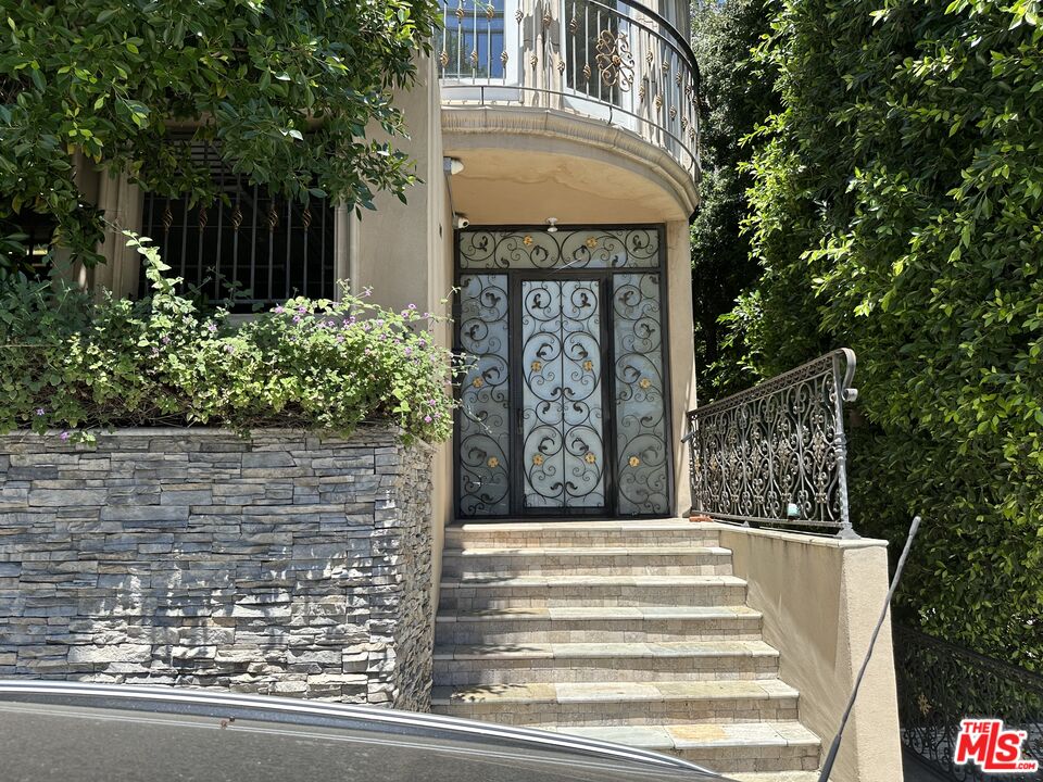 3401 Barham Blvd Unit: 4