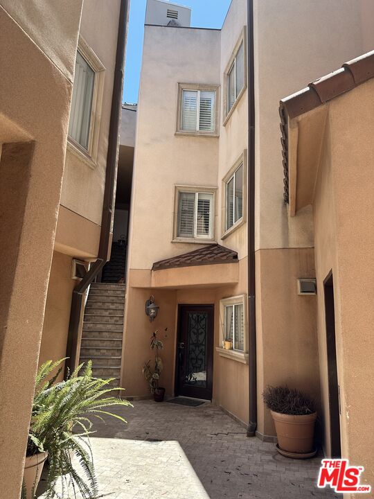 3401 Barham Blvd Unit: 4