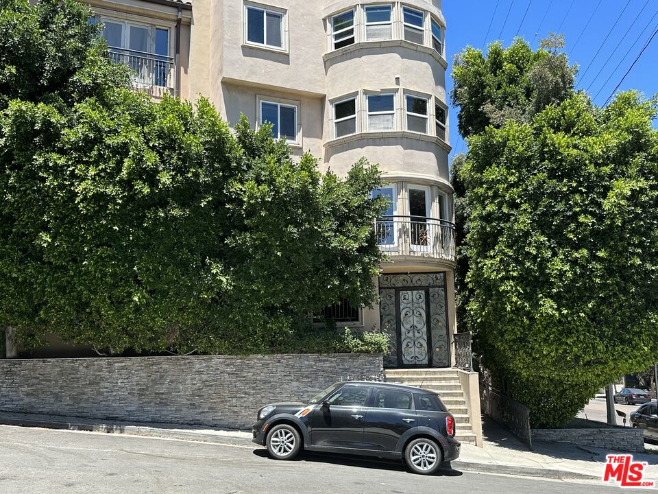 3401 Barham Blvd Unit: 4