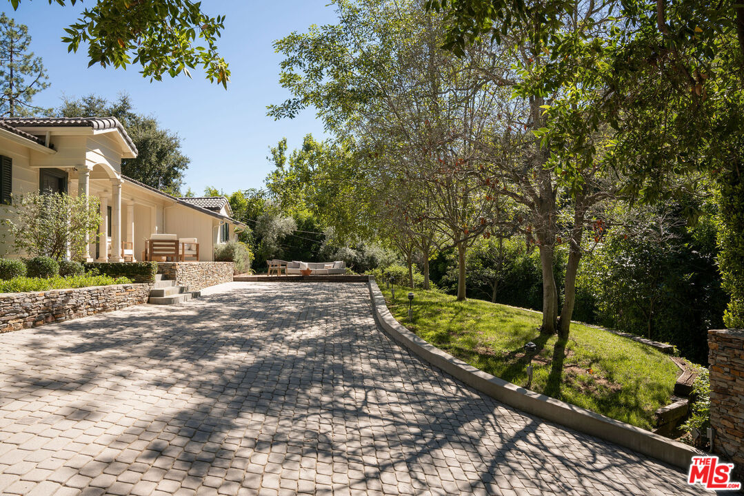 2276 Bowmont Dr