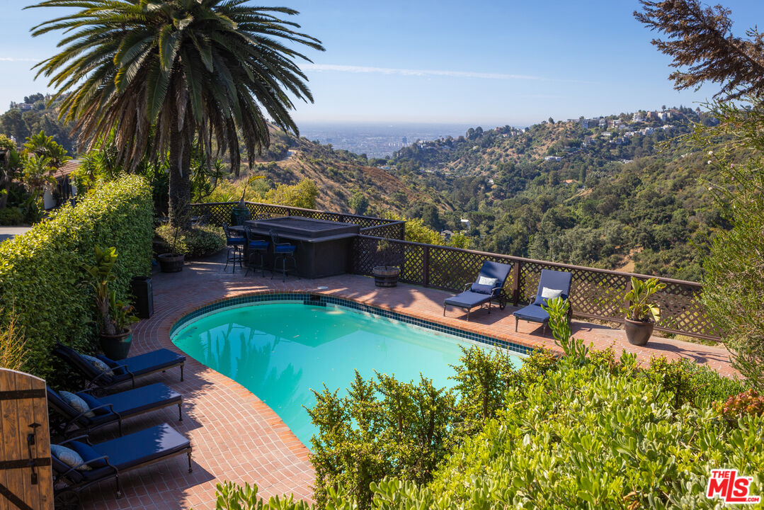 8181 Mulholland Dr