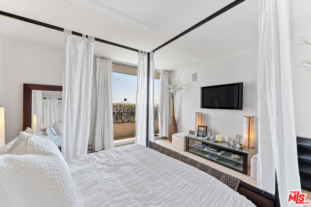 1100 Alta Loma Rd Unit: 604