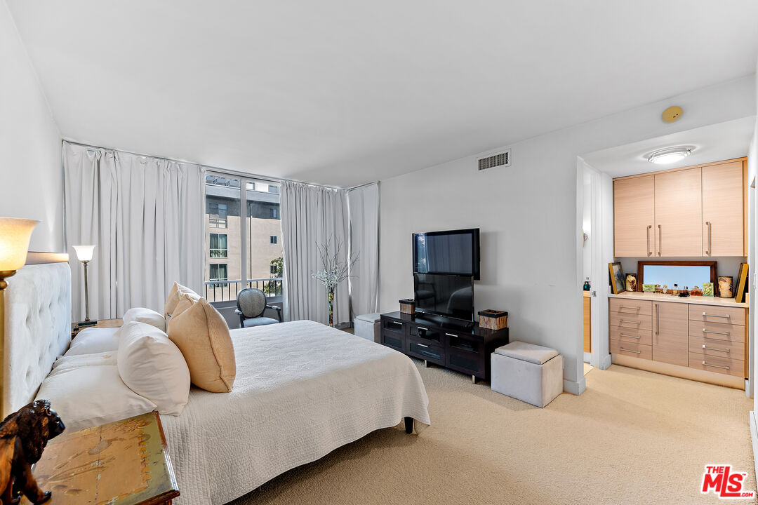 1100 Alta Loma Rd Unit: 604