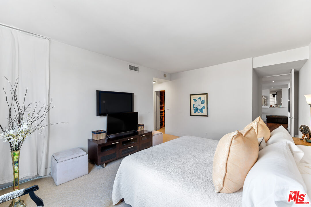 1100 Alta Loma Rd Unit: 604