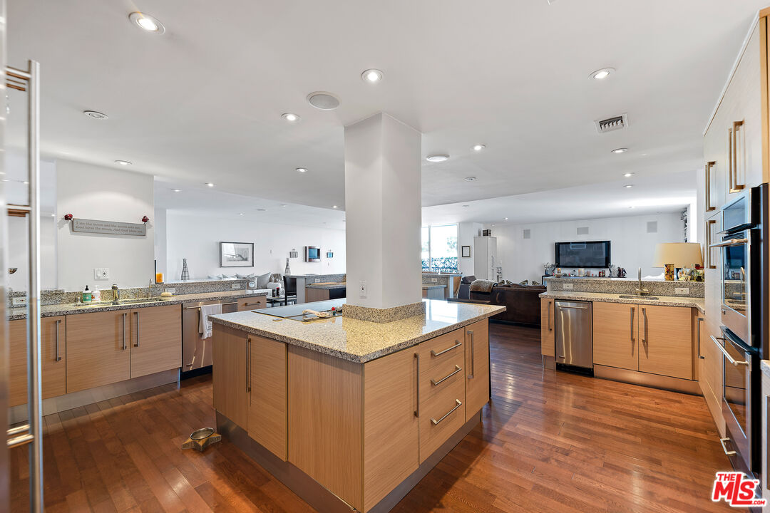 1100 Alta Loma Rd Unit: 604