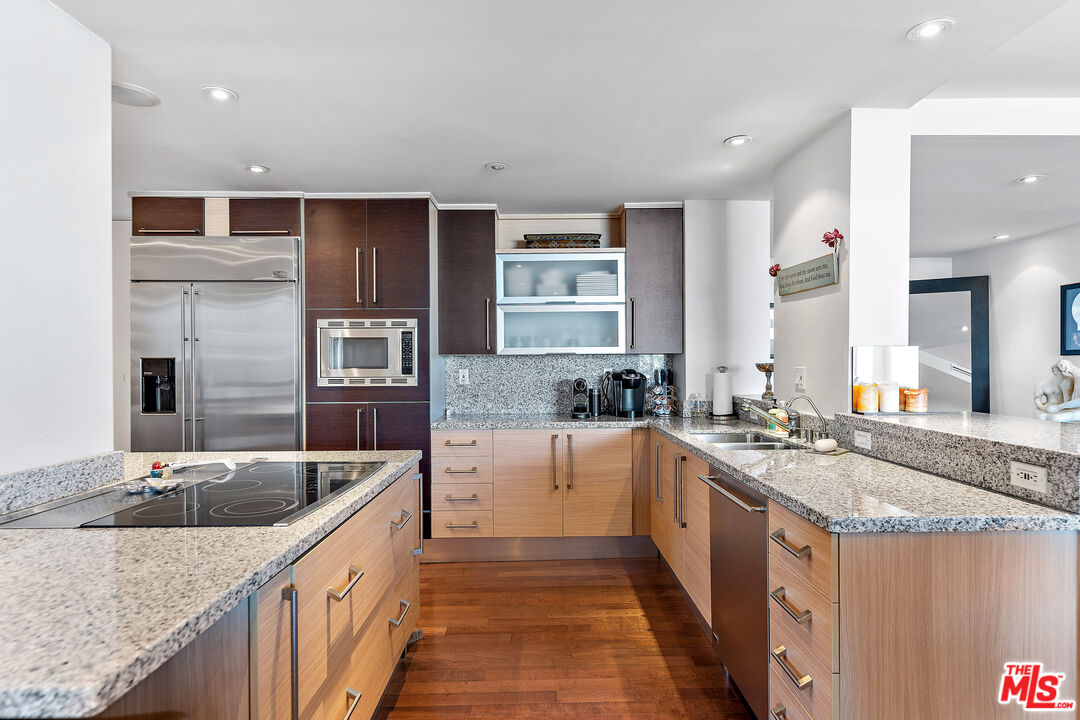 1100 Alta Loma Rd Unit: 604