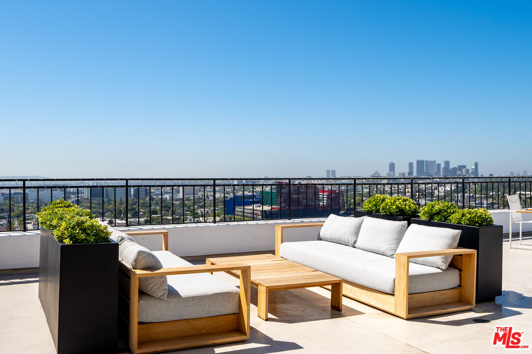 1100 Alta Loma Rd Unit: 604