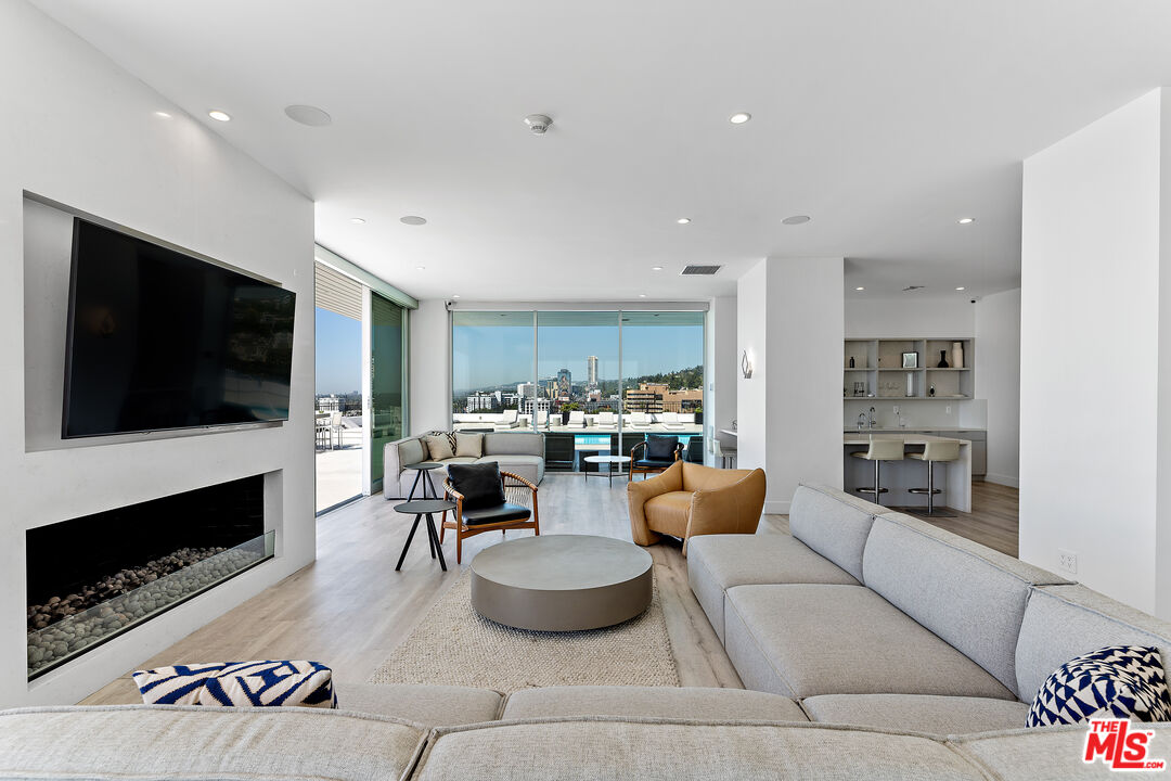 1100 Alta Loma Rd Unit: 604