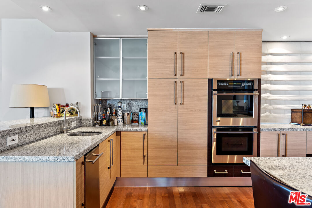 1100 Alta Loma Rd Unit: 604