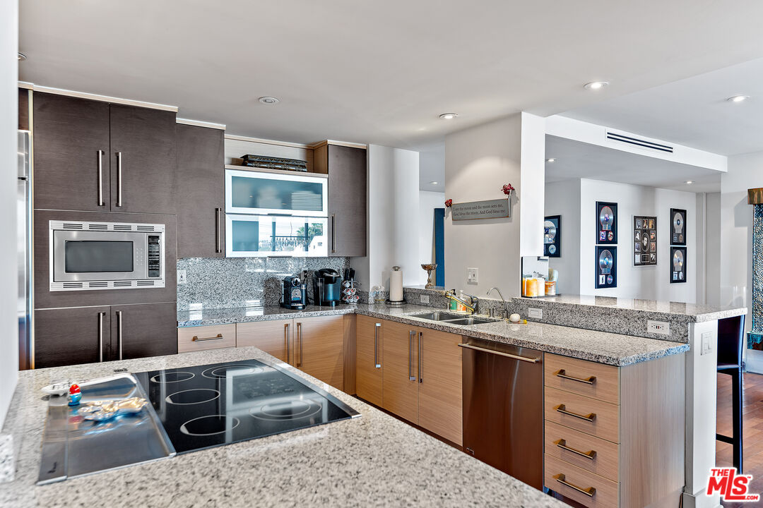 1100 Alta Loma Rd Unit: 604