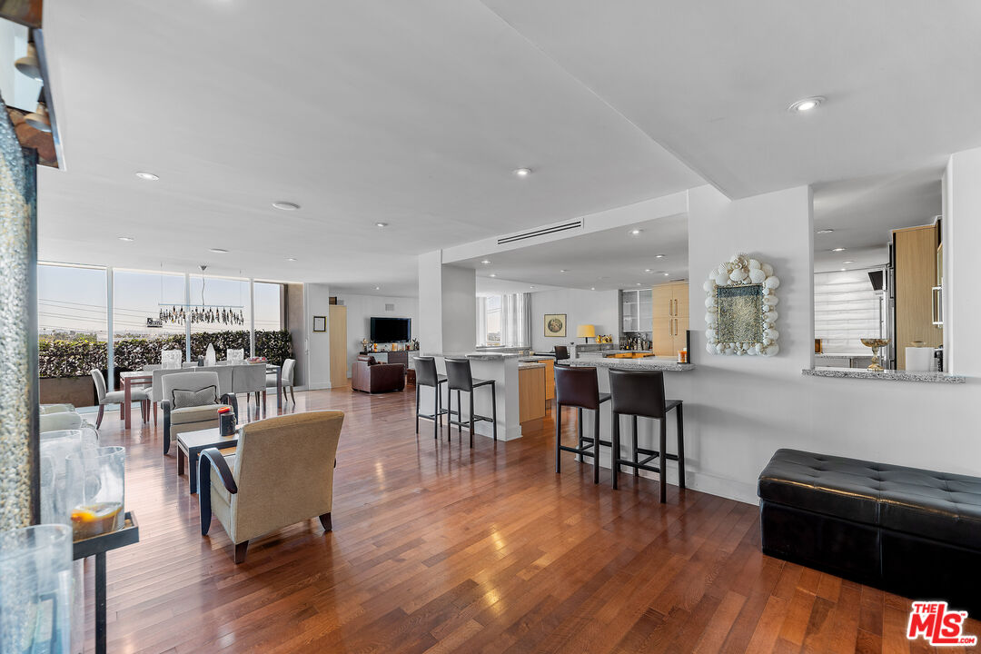 1100 Alta Loma Rd Unit: 604