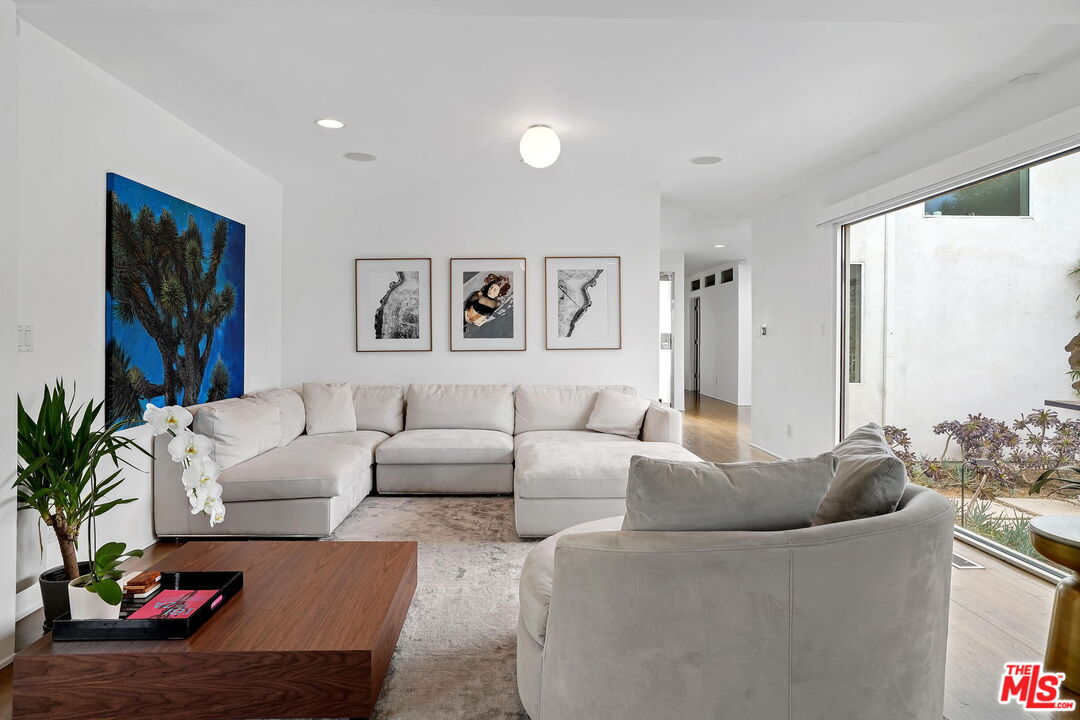 2203 Ridgemont Dr