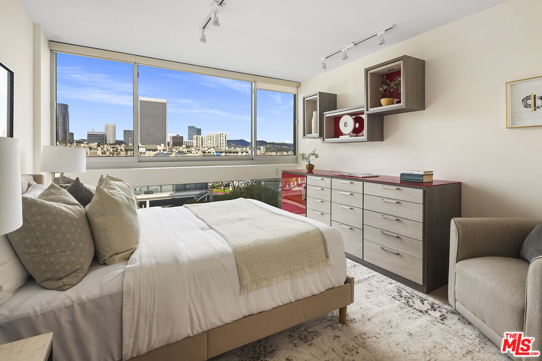 2222 Avenue Of The Stars Unit: 504