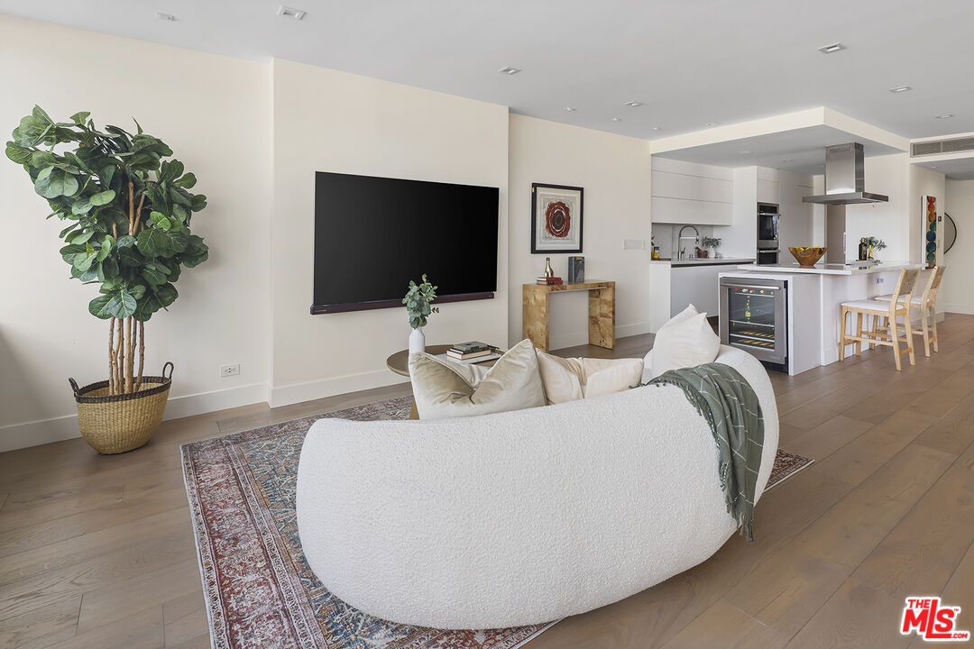 2222 Avenue Of The Stars Unit: 504