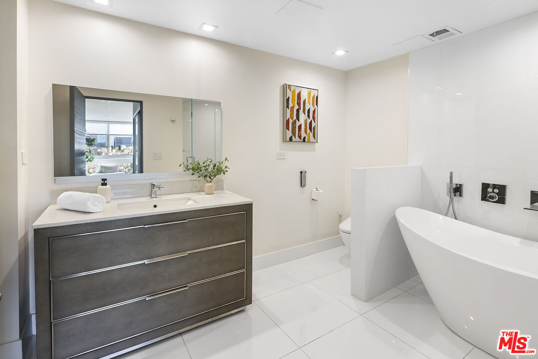 2222 Avenue Of The Stars Unit: 504