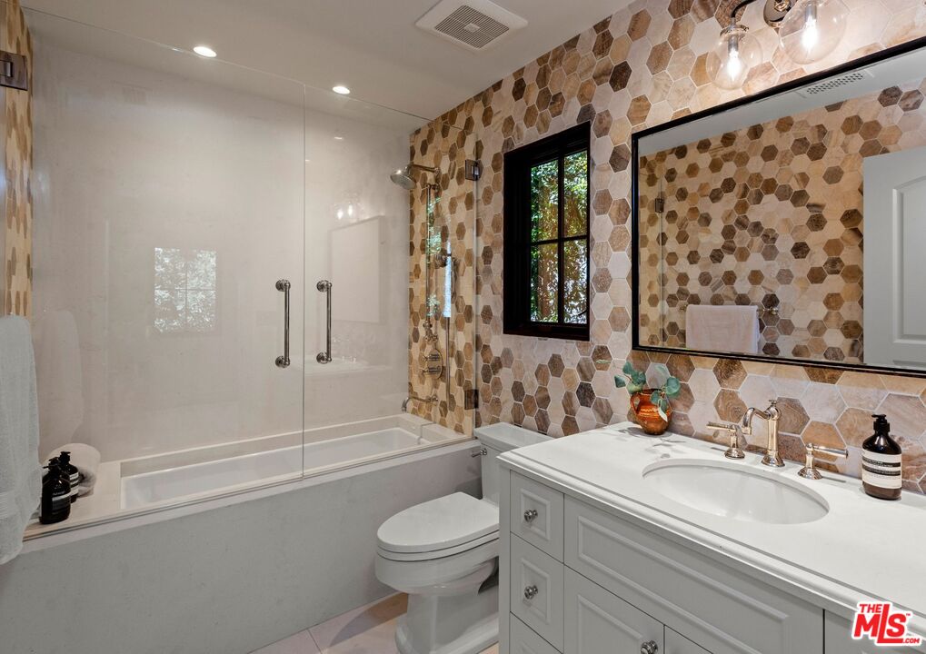1549 N Doheny Dr