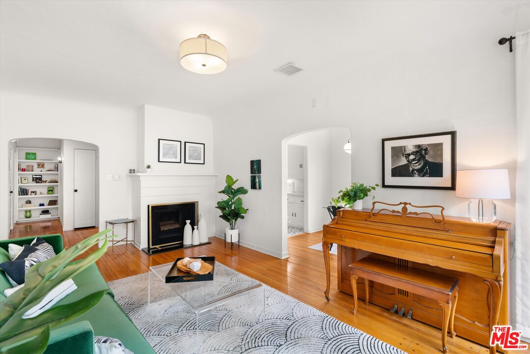 1345 N Hayworth Ave Unit: 311