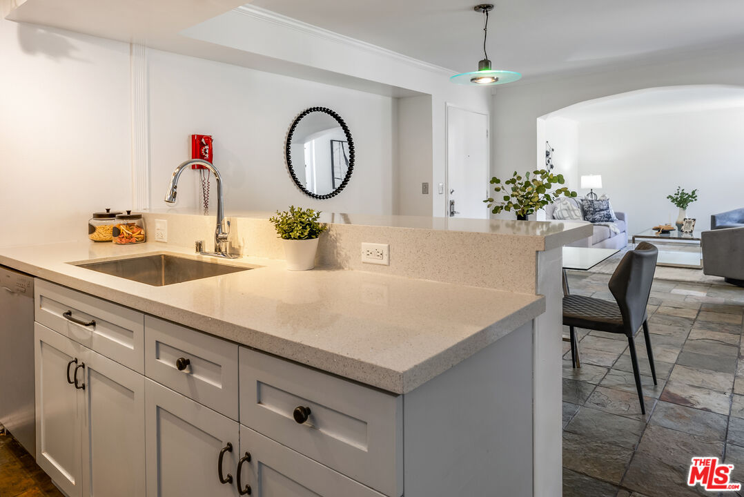 740 N Kings Rd Unit: 218