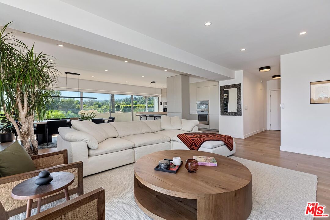 838 N Doheny Dr Unit: 501