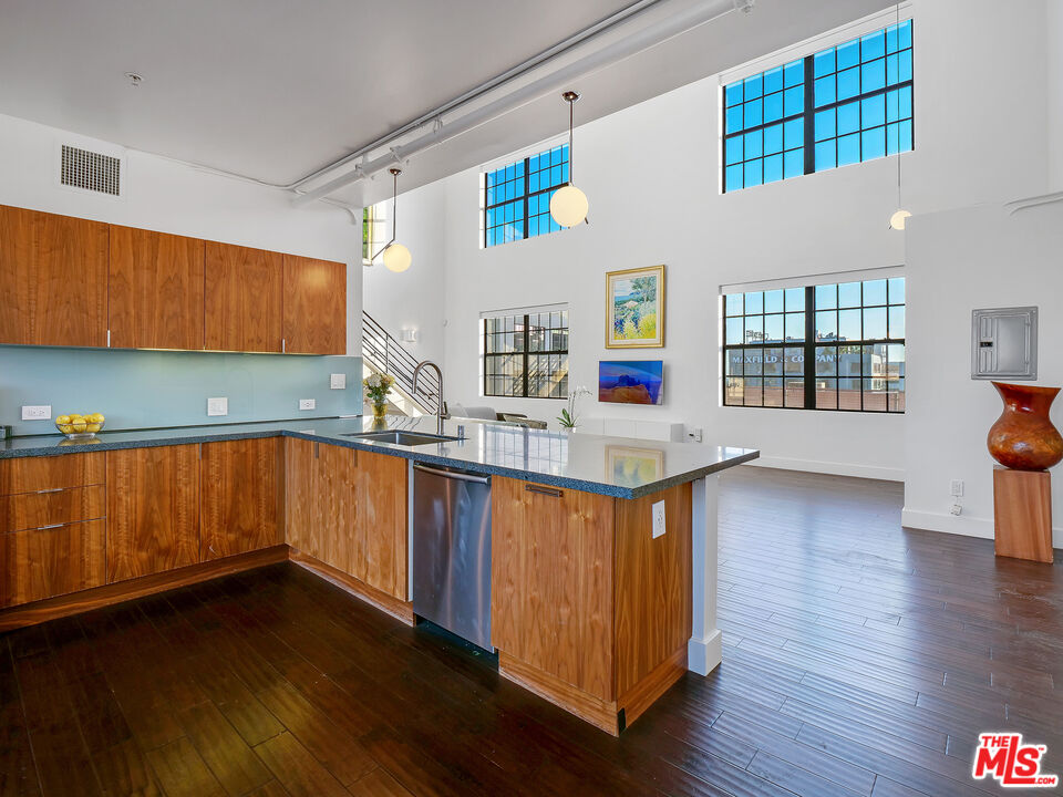 746 S Los Angeles St Unit: 1201