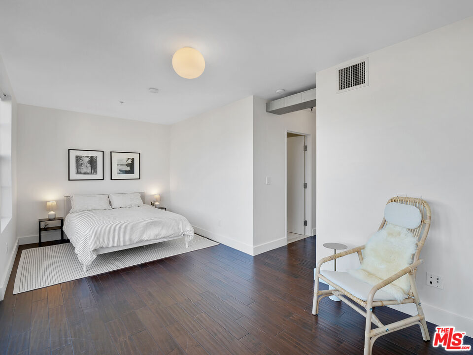 746 S Los Angeles St Unit: 1201
